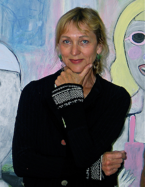 Portrait der Malerin und Feature-Autorin Inge Kurtz vor einem ihrer Werke